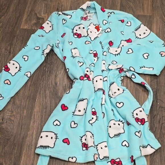 Hello Kitty By Sanrio Logo Heart Plush Robe - Picture 2 of 8